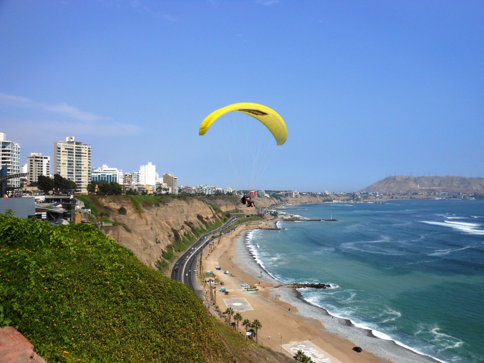 El parapente sobrevolando la Costa Verde