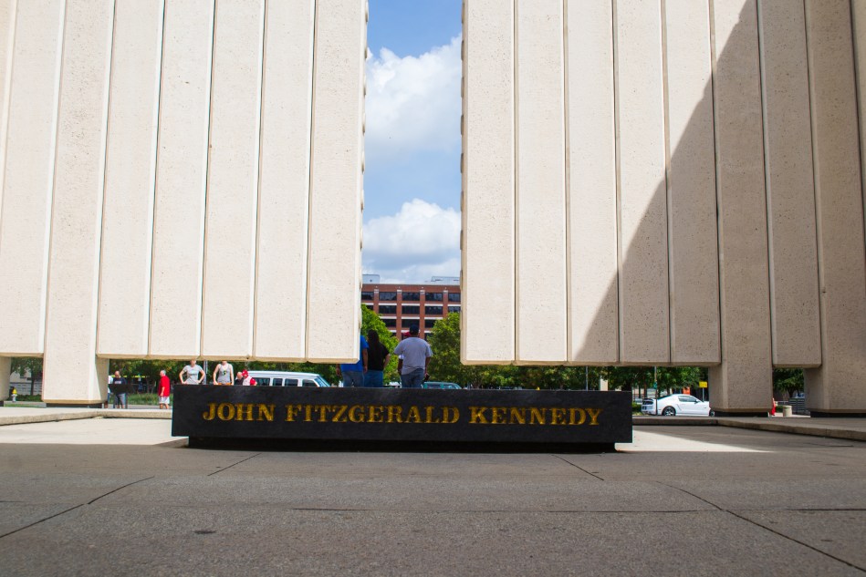 Bloque de mármol en el Memorial a JFK