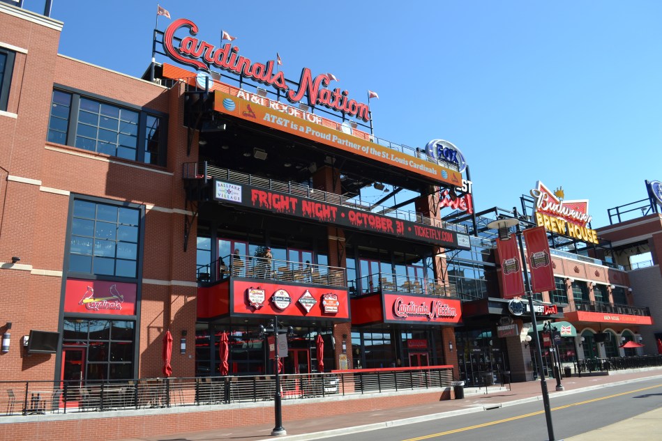 En esos balcones puedes tener una cena, mientras observas un juego de los Cardenales.