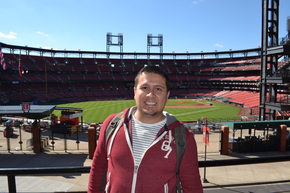 Aqui estoy en uno de los balcones del Cardinals Nation. Atrás de mi se puede ver el Estadio Busch.