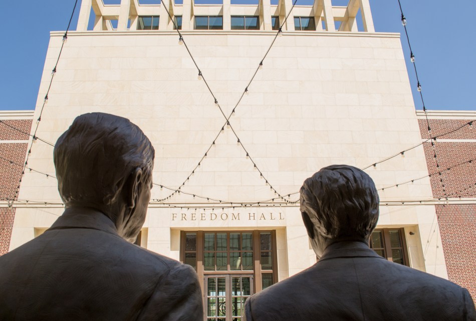 Estatuas de Bush padre y Bush hijo en el patio interior