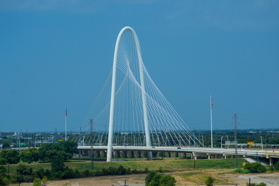 Puente Atirantado Margaret Hunt Hill desde el Six Floor Museum