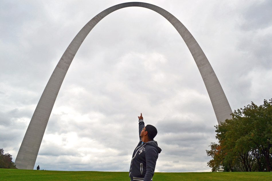 Allá en la cima están las ventanas por las cuales uno vé la ciudad