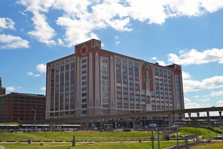 Este es el St Louis City Center Hotel y todo lo que ven en el exterior fue pintado, excepto las ventanas.