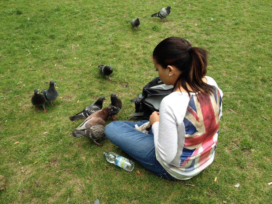 Elica alimentando las palomas en Green Park