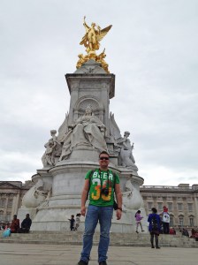 Junto al monumento a la reina Victoria