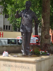 La estatua de Nelson Mandela en el Parlament Square