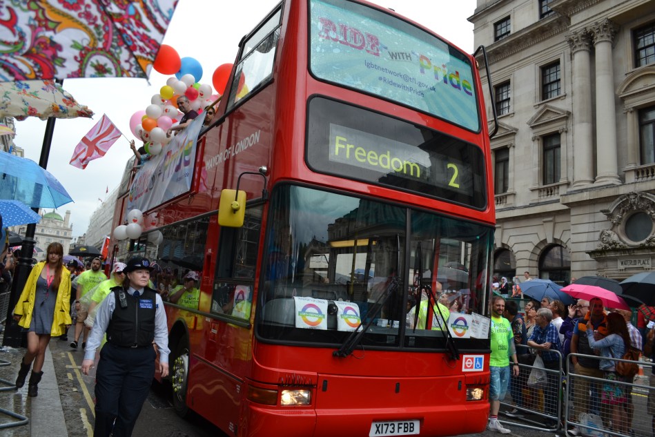 Los buses de dos niveles en la parada
