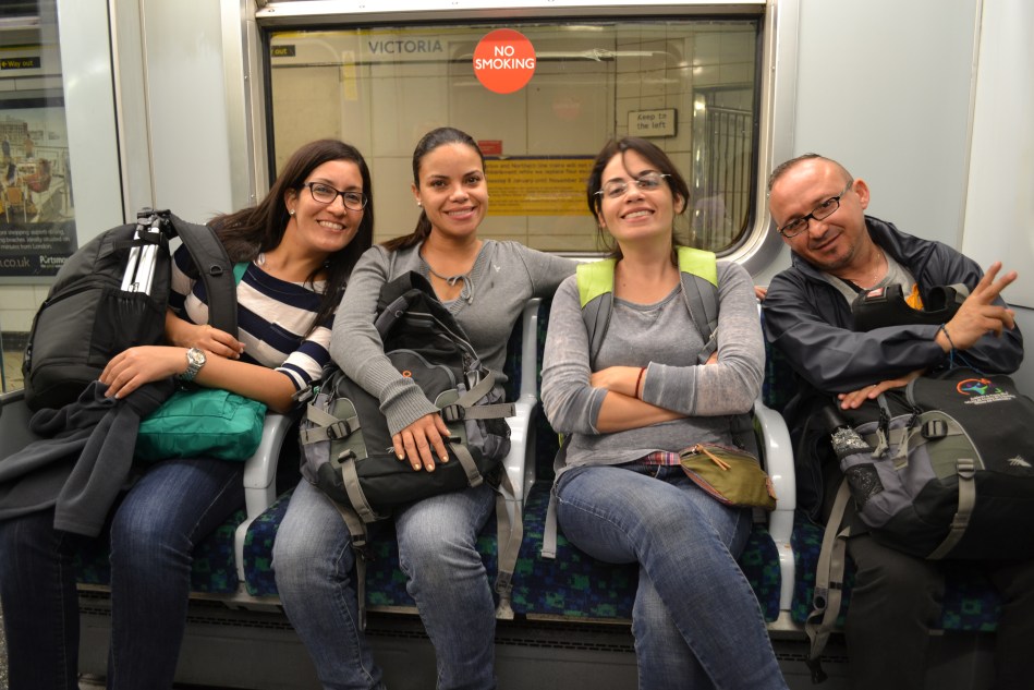 Cansados en el metro de regreso a Hammersmith