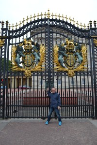 Edwin en los portones del palacio
