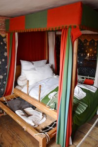 En esa camita que está adyacente a la cama grande dormía Shakespeare cuando era un bebé.