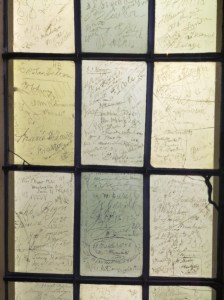 La ventana de cristal con las firnmas de alguno de los visitantes