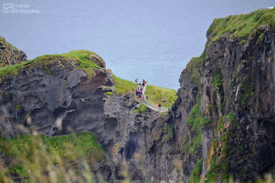 Caminando al Carrick-a-Rede